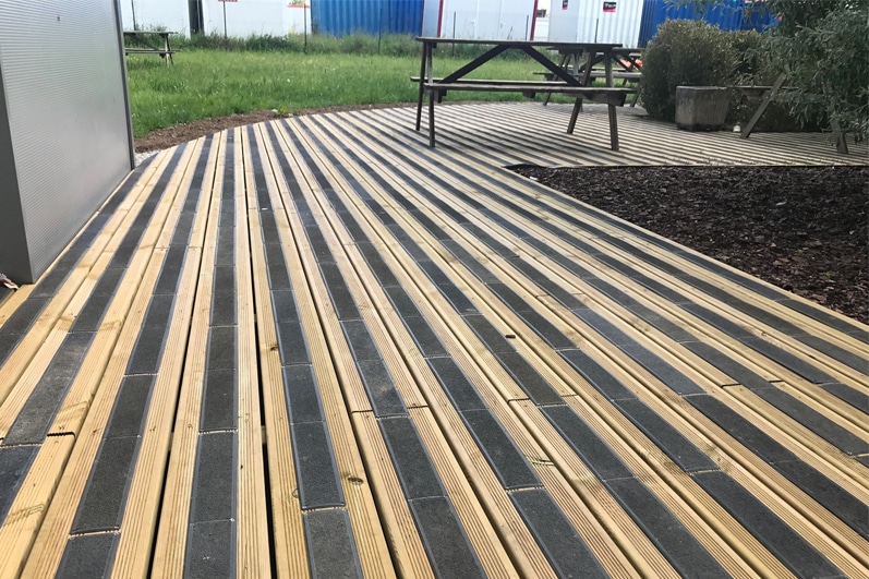 découvrez notre terrasse entièrement accessible aux personnes en situation de handicap, garantissant confort et convivialité pour tous. profitez d'un espace extérieur adapté où chaque visiteur peut se détendre en toute simplicité.