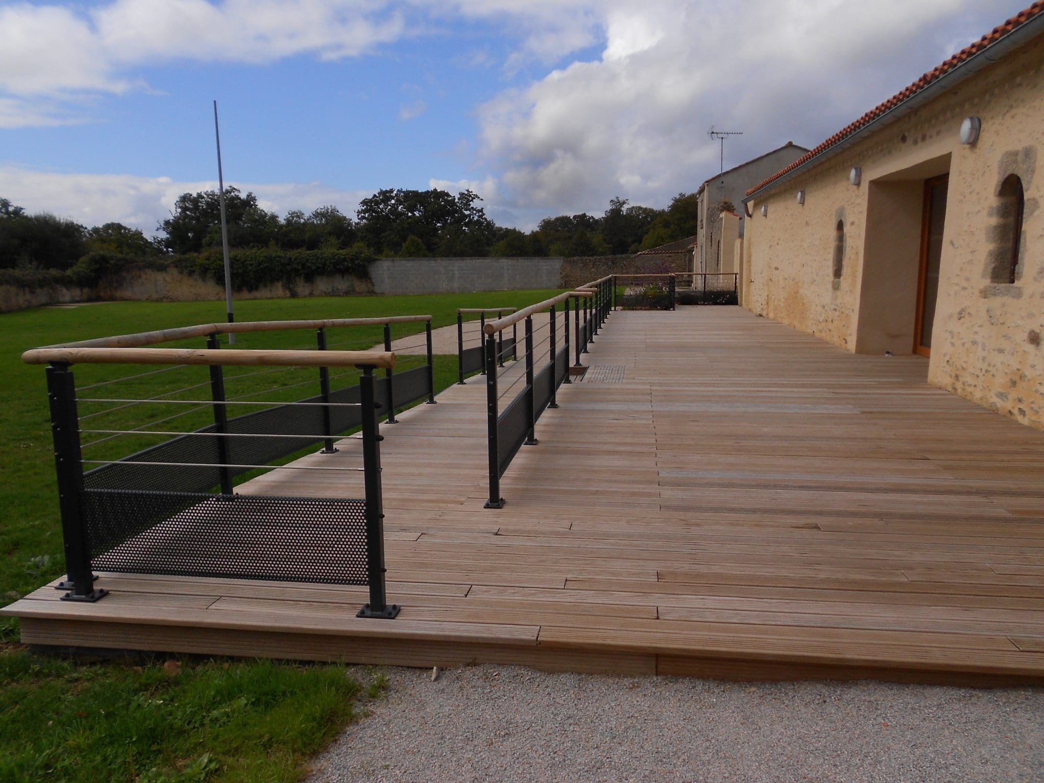 découvrez notre terrasse accessible aux personnes en situation de handicap, offrant un espace confortable et adapté pour profiter pleinement de vos moments de détente en plein air.