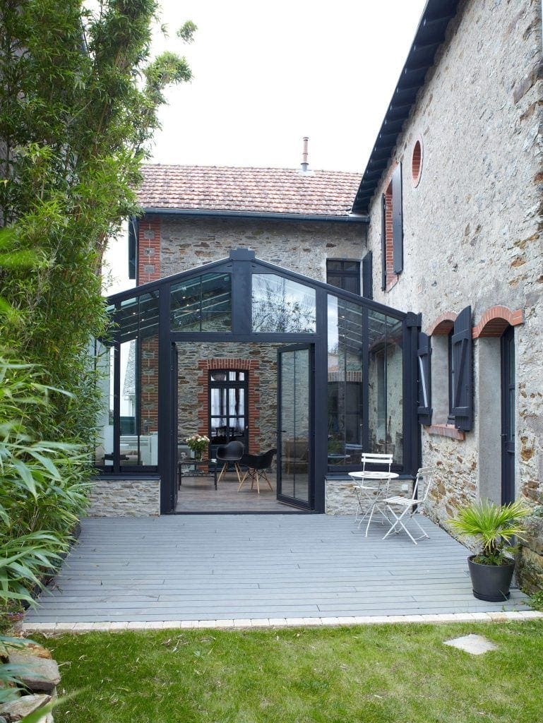 découvrez cette charmante maison ancienne avec permis, alliant le caractère historique à un cadre moderne. profitez d'un espace de vie unique, idéal pour les amoureux du patrimoine et des rénovations sur mesure.