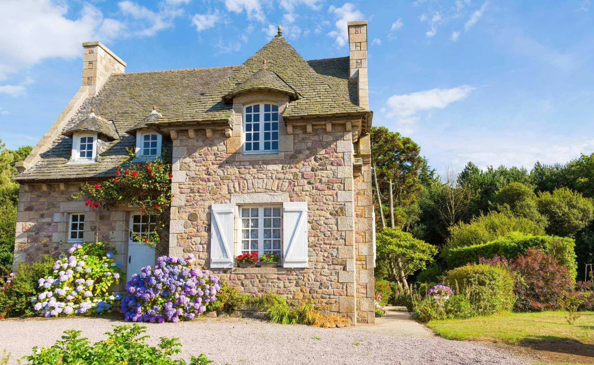 découvrez cette maison ancienne avec permis, alliant charme d'antan et confort moderne. parfaite pour les amoureux de l'authenticité, elle offre un cadre idéal pour réaliser vos projets tout en préservant son caractère unique.