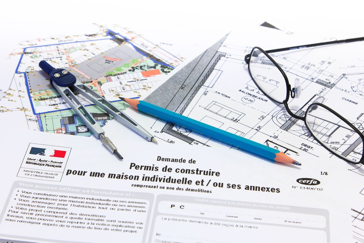 découvrez les étapes essentielles pour le renouvellement de votre permis de construire. informez-vous sur les documents nécessaires, les délais à respecter et les procédures à suivre pour garantir la continuité de votre projet de construction.