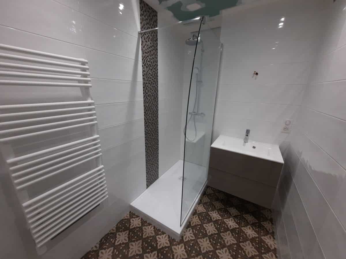 découvrez nos services de rénovation de salle de bain pour votre appartement. transformez votre espace en un havre de confort et d'élégance grâce à nos solutions sur mesure, adaptées à vos besoins et à votre budget.