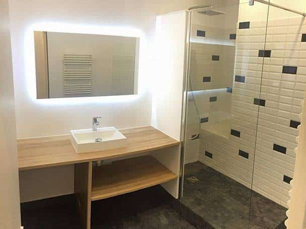 transformez votre appartement avec une rénovation de salle de bain moderne et fonctionnelle. optimisez l'espace tout en ajoutant une touche de style et de confort à votre quotidien.