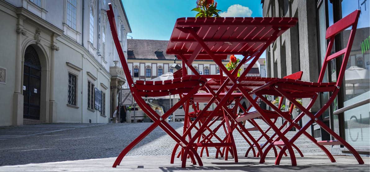 découvrez notre terrasse située dans un espace public, idéale pour se détendre et profiter de la nature en toute tranquillité. parfaite pour des moments de convivialité et des activités en plein air, cette propriété offre un cadre agréable pour petits et grands.