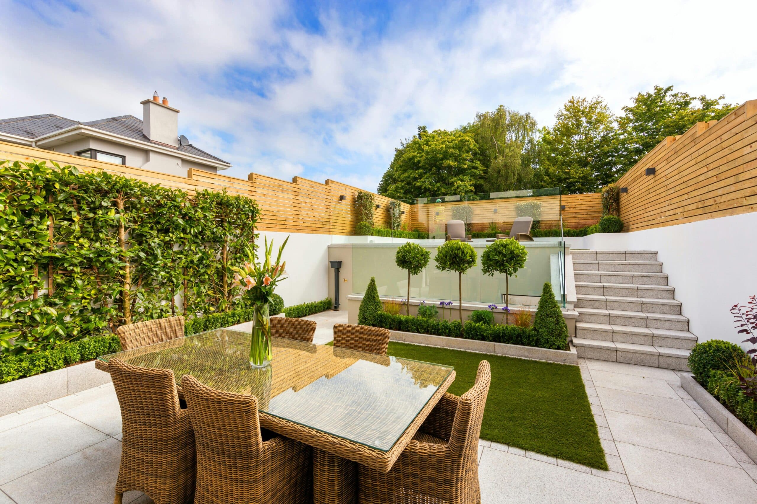 découvrez notre terrasse publique, un espace convivial et accueillant où vous pourrez profiter d'un moment de détente en pleine nature. idéal pour se retrouver entre amis ou en famille, cet endroit est parfait pour savourer un café, lire un livre ou simplement admirer le paysage.